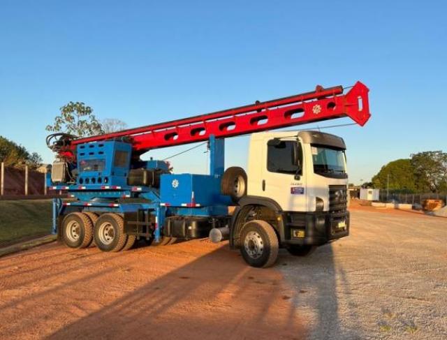 Perfuratriz sobre caminhão para estacas escavadas de até 25m de profundidade